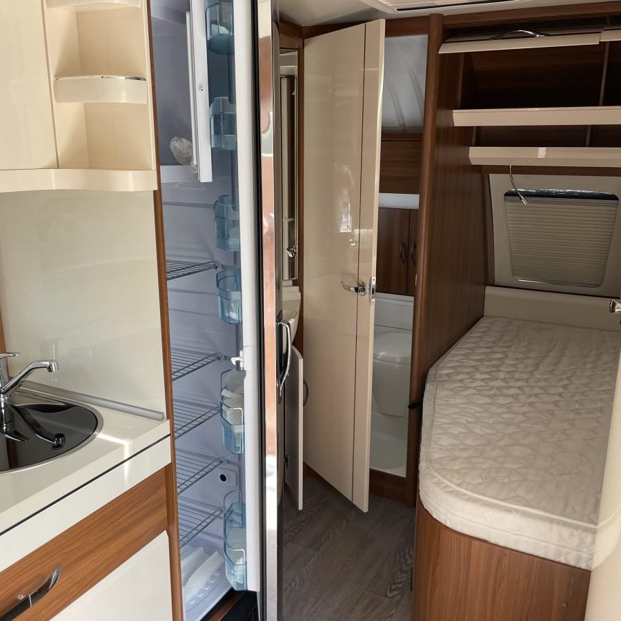 Hobby Excellent 495 UFe Wohnwagen mit Vorzelt Gebraucht – Bild 3