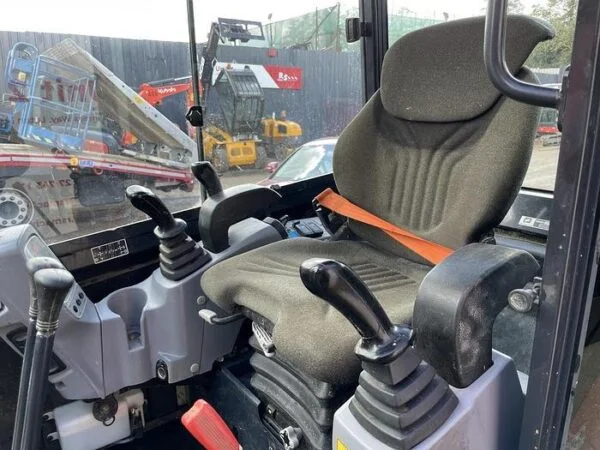 Kubota KX027-4 Mini-pelle — Moteur diesel 4 cylindres 17,5 kW, cabine complète, 3 godets, attache rapide, remorque 3,5T, 2 291 heures, 2018 occasion – Bild 3