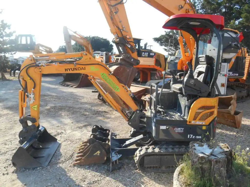Hyundai R17Z-9AK Mini pelle 1,7 tonne — moteur électrique, châssis rétractable 990-1300 mm, déport flèche, 3 godets, 2018 occasion