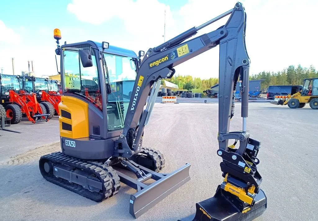 Volvo ECR25D Mini-pelle — Système Engcon tiltrotator, moteur Volvo D1.1A diesel 15,6 kW, 3 godets, force 20,26 kN, 2016 occasion